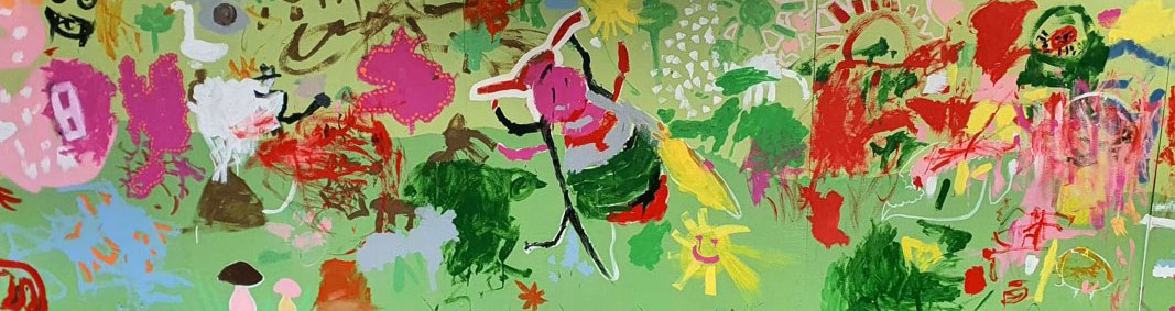Työmaa-aita, johon lapset ovat maalanneet erilaisia värikkäitä ötököitä.